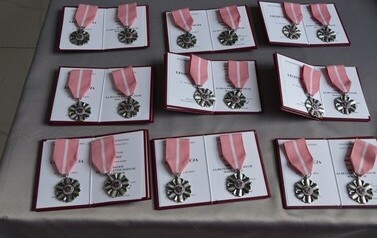 Na zdjęciu widać medale przyznawane za długoletnie pożycie małżeńskie.
