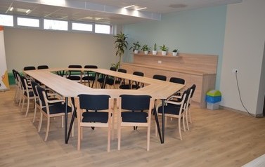 Zdjecie przedstawia salę konferencyjną.