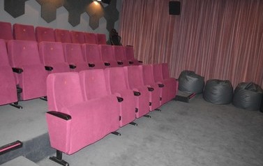 Zdjecie przedstawia kino.