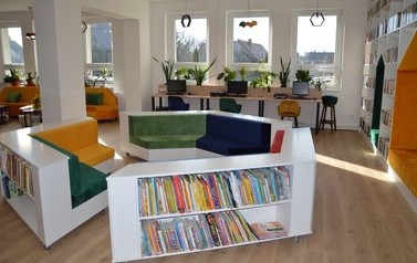 Zdjecie przedstawia nowoczesne wnętrze biblioteki po remoncie.