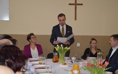 W&oacute;jt Gminy Mieścisko odczytuje gratulacje z ministerstwa dla wszyskich sołtys&oacute;w z gminy.