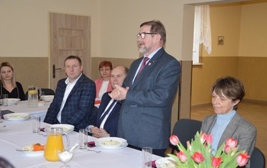 Na zdjęciu widać przemowe radnego powiatowego. Jest to starszy mężczyzna w okularach.