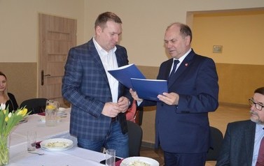 Starosta wągrowiecki wręcza podziękowania dla sołtysa organizatora uroczystości.