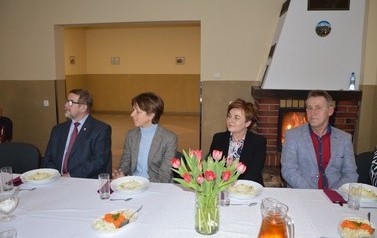 Na zdjęciu znajdują się cztery osoby. W środku dwie kobiety w kr&oacute;tkich włosach. Po bokach mężczyźni.
