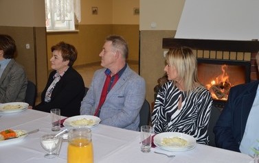 Zdjęcie przedstawia siedzących przy stole sołtys&oacute;w. Są to dwie kobiety i mężczyzna w środku.