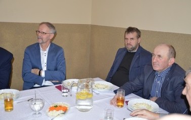 Zdjęcie przedstawia siedzących przy stole sołtys&oacute;w, jest to trzech mężczyzn.