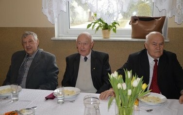 Zdjęcie przedstawia siedzących przy stole sołtys&oacute;w, jest to trzech mężczyzn.