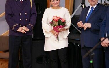 Trzech uśmiechających się ludzi.