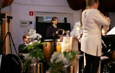 Orkiestra gra na instrumentach.