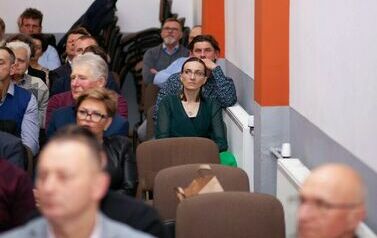 Sala wypełniona widzami.