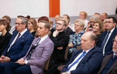 Sala wypełniona widzami.