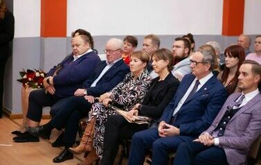 Sala wypełniona widzami.