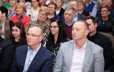 Sala wypełniona widzami.