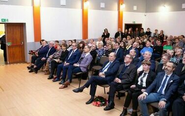 Sala wypełniona widzami.