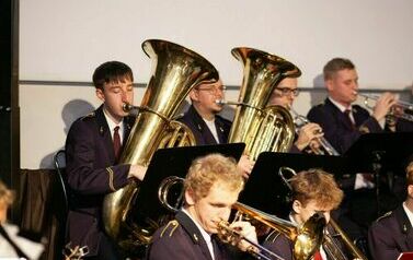 Orkiestra gra na instrumentach.
