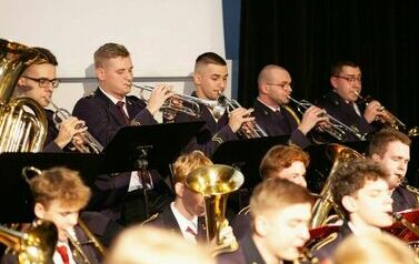 Orkiestra gra na instrumentach.
