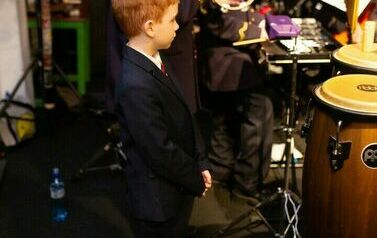 Orkiestra gra na instrumentach.
