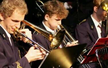 Orkiestra gra na instrumentach.