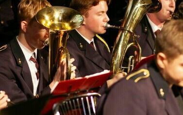 Orkiestra gra na instrumentach.