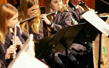 Orkiestra gra na instrumentach.