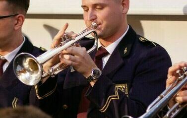 Mężczyzna gra na instrumencie.