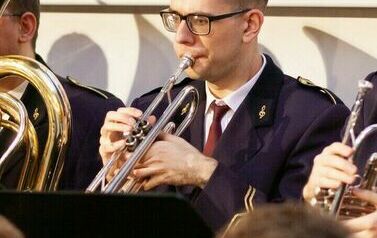 Mężczyzna gra na instrumencie.