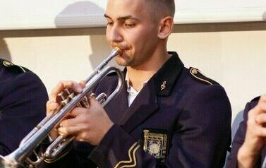 Mężczyzna gra na instrumencie.