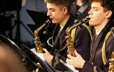Orkiestra gra na instrumentach.