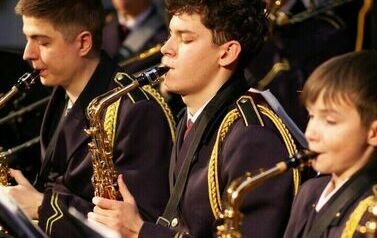 Orkiestra gra na instrumentach.