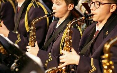 Orkiestra gra na instrumentach.