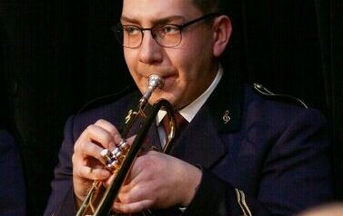 Mężczyzna gra na instrumencie.