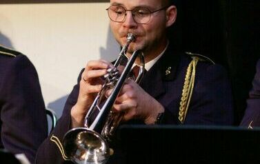 Mężczyzna gra na instrumencie.