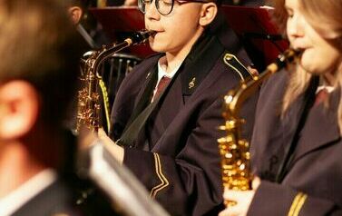 Orkiestra gra na instrumentach.