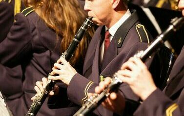 Orkiestra gra na instrumentach.