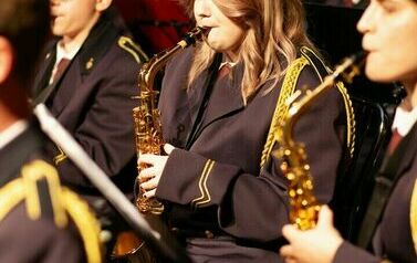 Orkiestra gra na instrumentach.