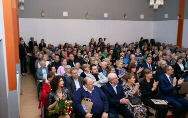 Sala wypełniona widzami.