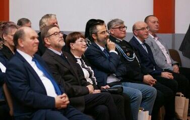 Sala wypełniona widzami.
