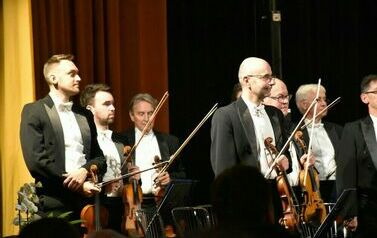 Orkiestra na scenie.
