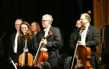 Orkiestra na scenie.