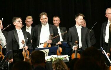 Orkiestra na scenie.