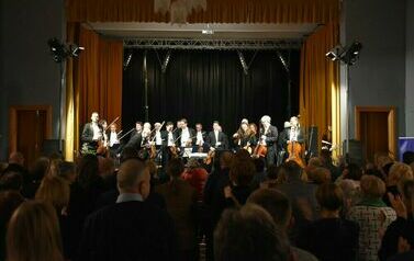 Orkiestra wita publiczność.