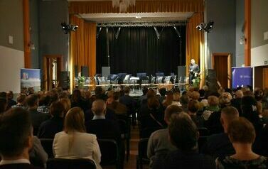 Sala wypełniona widzami.