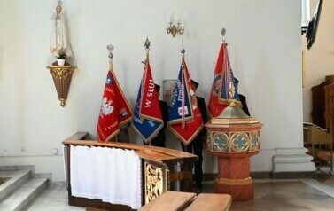 Poczet sztandarowy w kościele 