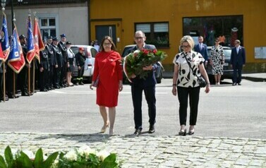 Uroczyste składanie kwiat&oacute;w