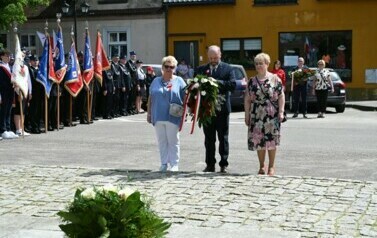 Uroczyste składanie kwiat&oacute;w