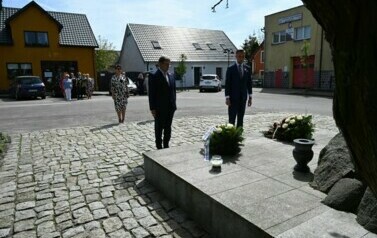 Uroczyste składanie kwiat&oacute;w