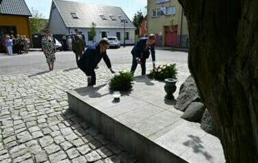 Uroczyste składanie kwiat&oacute;w