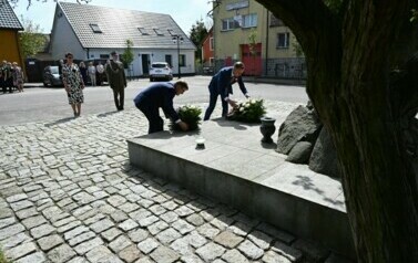Uroczyste składanie kwiat&oacute;w