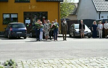 Uroczyste składanie kwiat&oacute;w