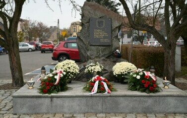 pomnik wraz z wiązankami